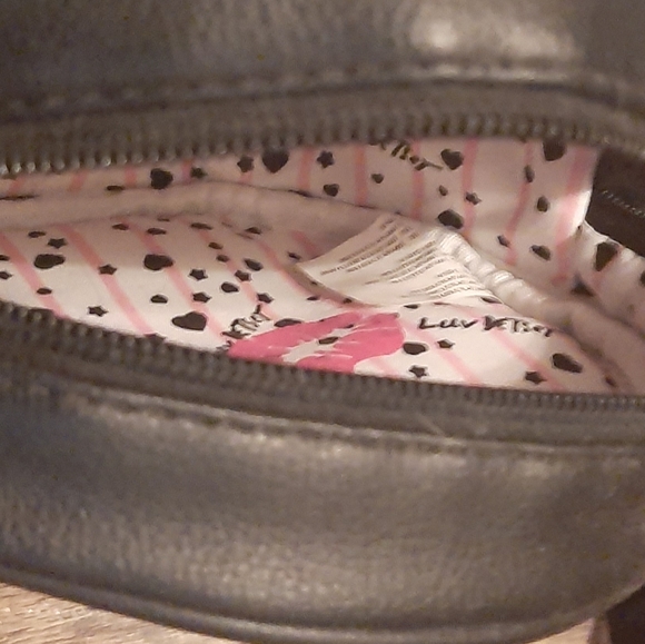 Luv Betsey Furry White Cat Crossbody Purse. - Picture 4 of 4
